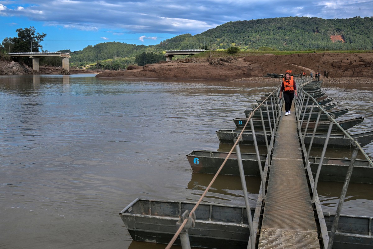 Pasarelas flotantes: la nueva rutina de afectados por catástrofe en Brasil (Fotos)