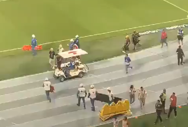 En VIDEO: paralizaron un partido de fútbol en Colombia por invasión de cancha y disturbios