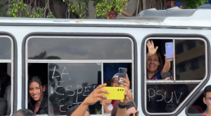 Gente a bordo de autobuses identificados con el Psuv saludan a María Corina Machado en su llegada en Valera (Video)