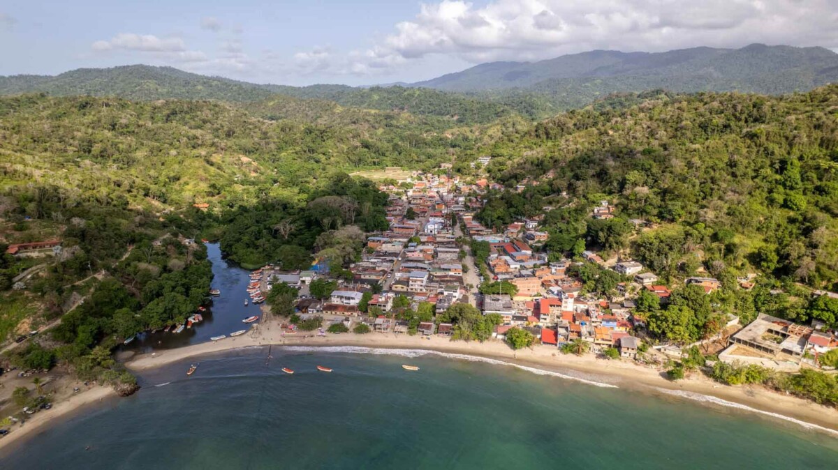 Piratas “tienen a monte” a los pescadores de Chuspa en alta mar