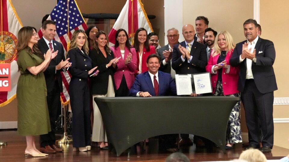 DeSantis firmó ley que aumenta las penas contra la trata de personas en Florida (VIDEO)