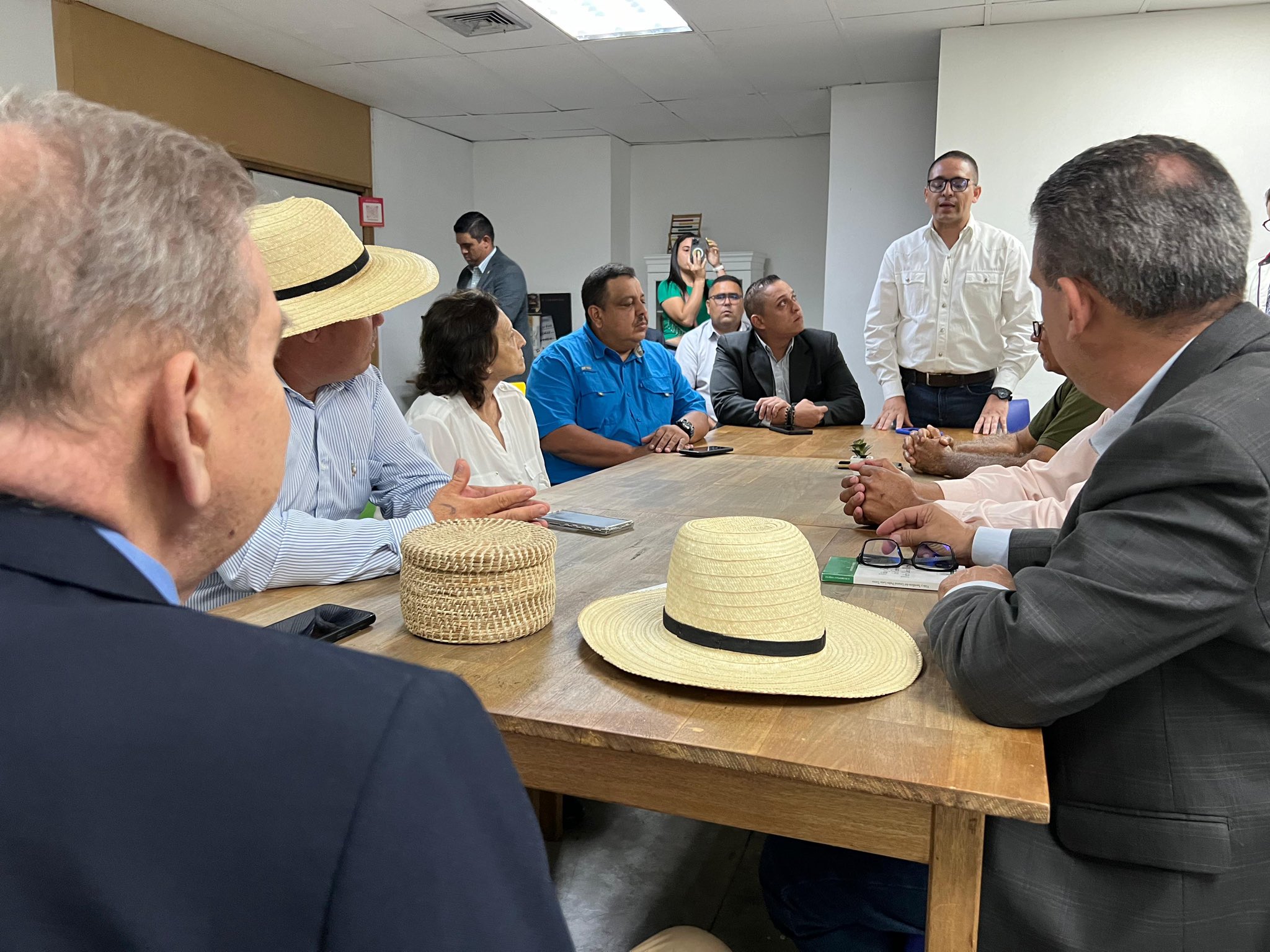 Edmundo González recibió el apoyo de varios alcaldes en su visita a Trujillo