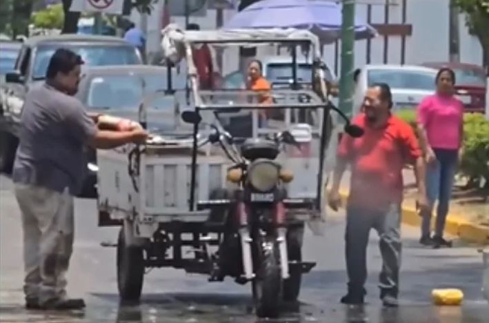 Video VIRAL: hombre apagó incendio de una moto con refresco de Coca-Cola