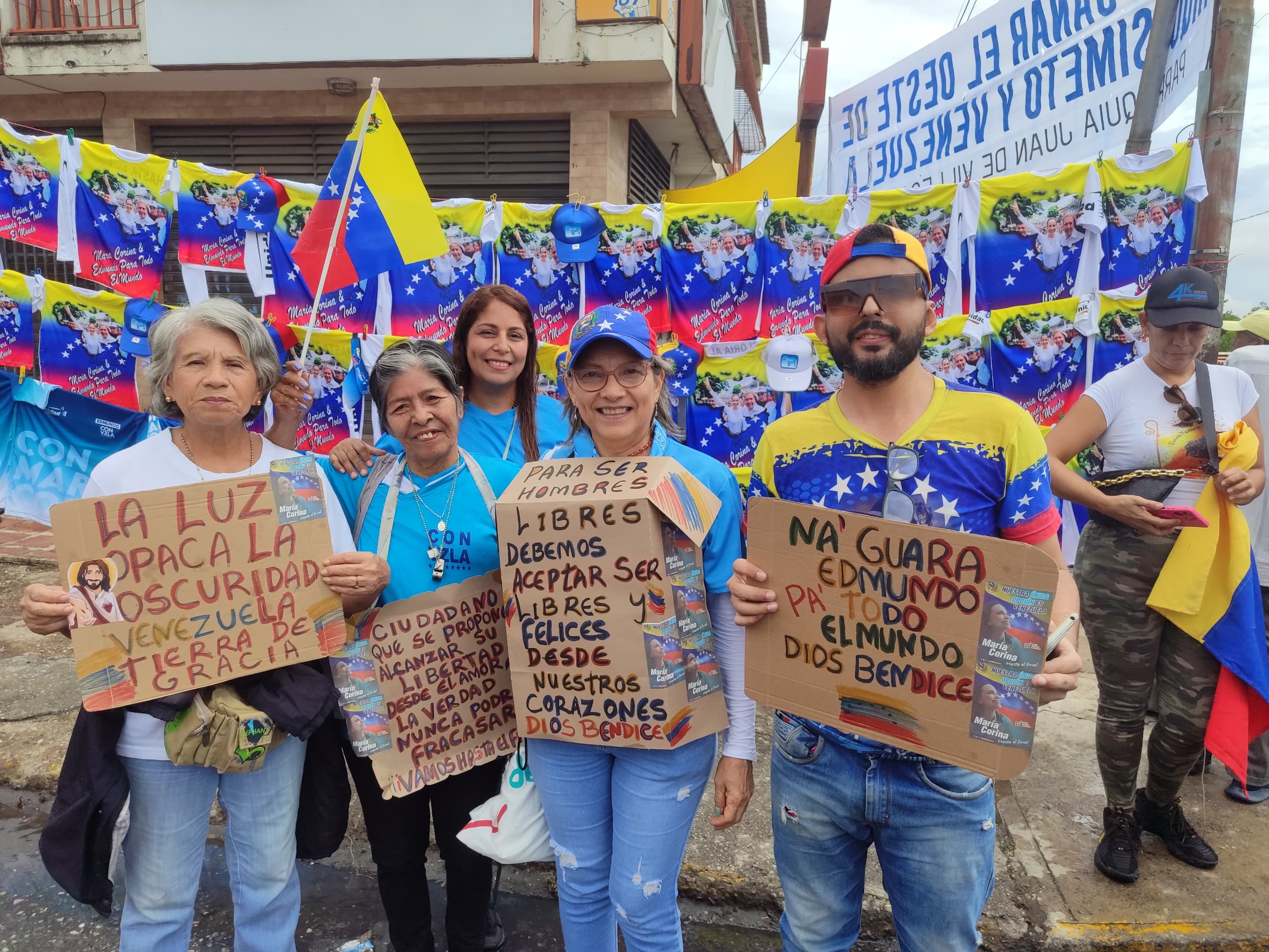 Cientos de guaros aguantaron bajo un palo de agua la llegada de María Corina Machado a Barquisimeto