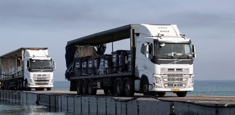 Entran a Gaza 27 camiones de ayuda humanitaria a través del muelle artificial de la costa