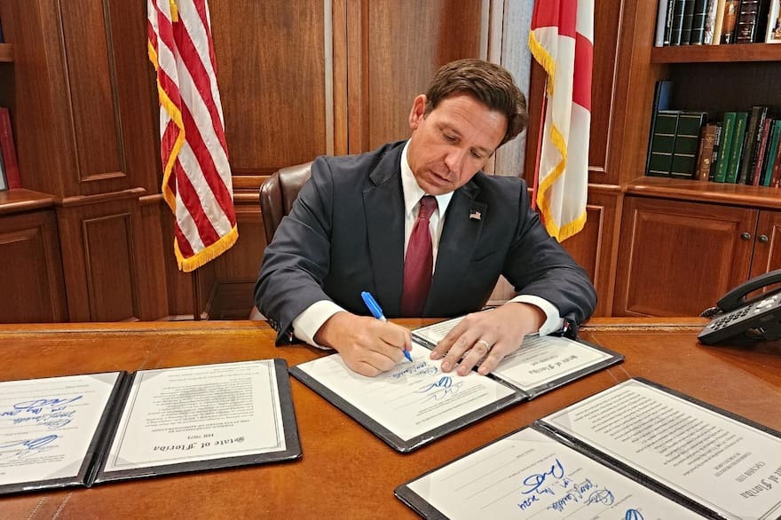 DeSantis firmó una ley que complica a residentes de Florida que usan esta medida de seguridad en sus casas