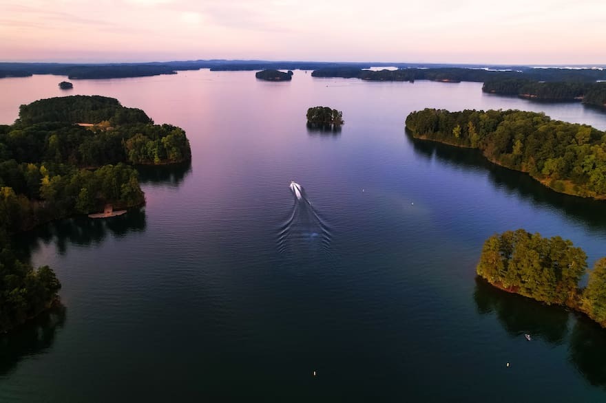 La oscura historia del lago de Georgia que cubre un cementerio entero y que todos creen que está embrujado