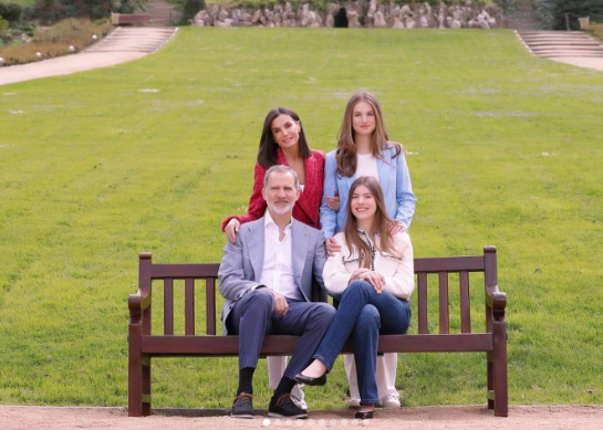 Los reyes de España conmemoran su 20 aniversario de boda con álbum de fotos con sus hijas