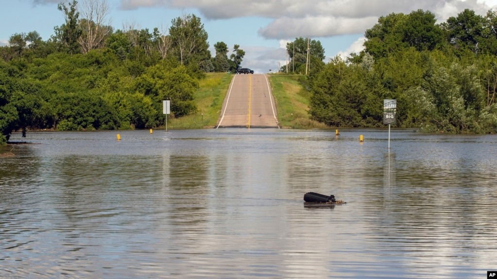 Millones se preparan para más calor en EEUU mientras reportan inundaciones en varias regiones