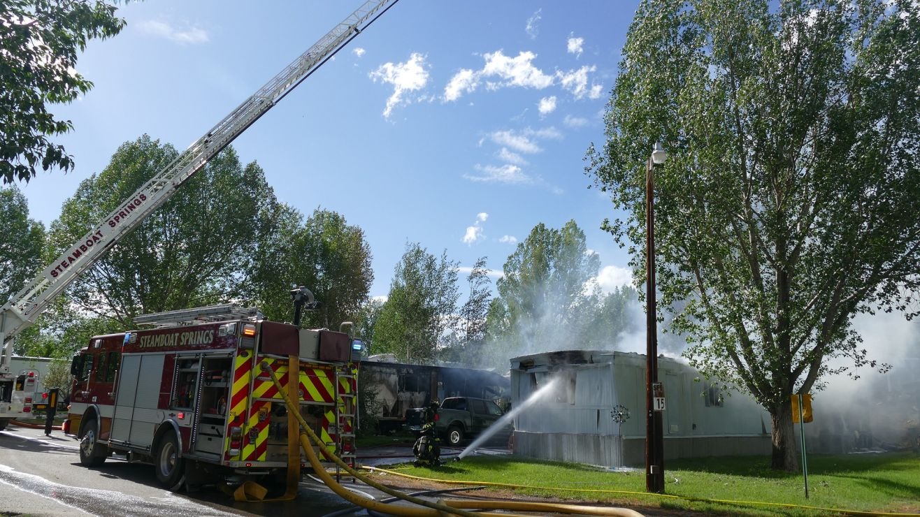 Tragedia en Colorado: avión se estrelló contra parque de casas móviles y dejó dos muertos