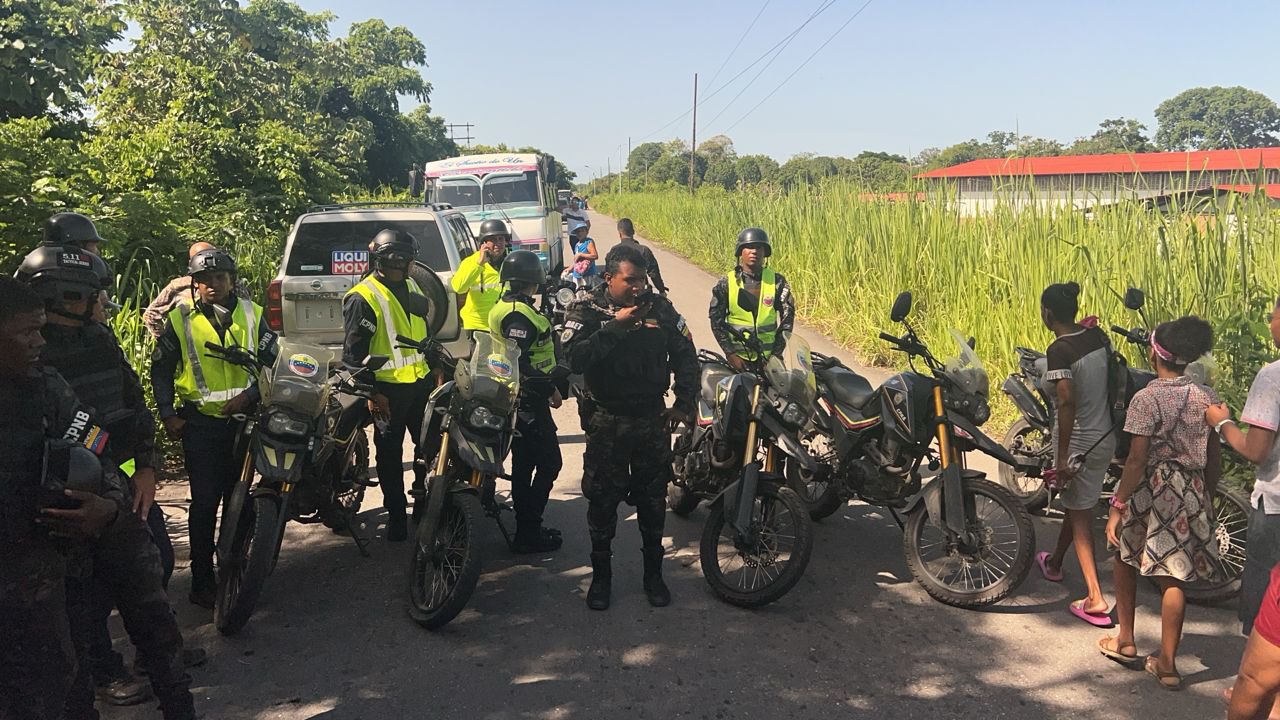 Funcionarios pusieron barricada para sabotear acto de Edmundo González en Barlovento (Video)