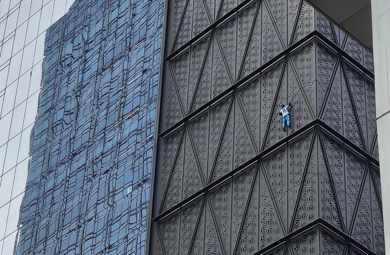 Vertiginoso VIDEO: influencer escaló con sus manos y sin arnés uno de los edificios más altos en Buenos Aires