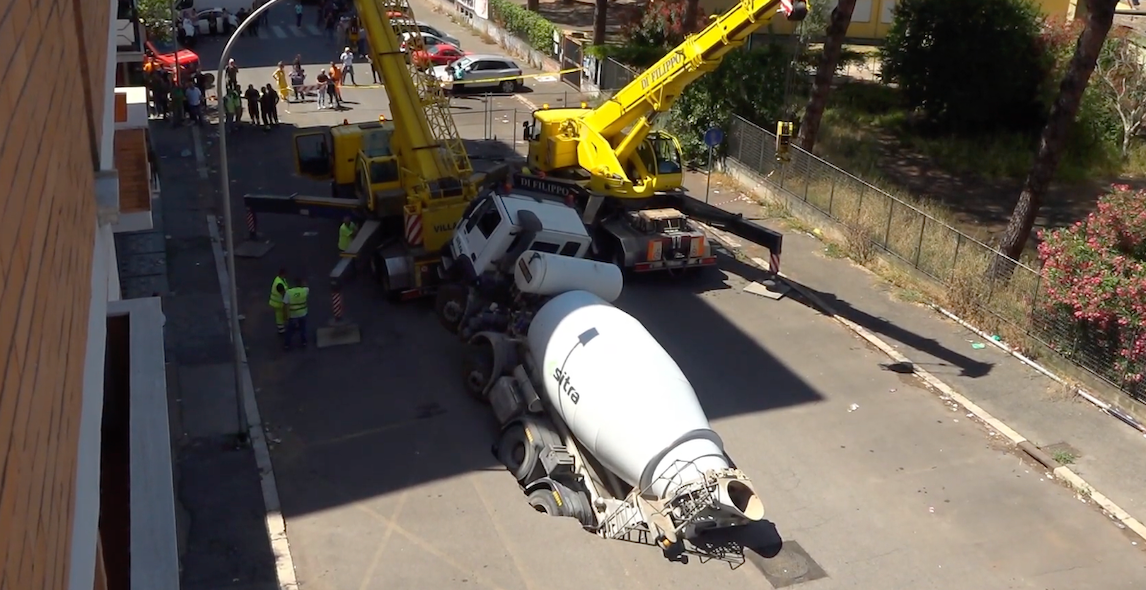 Hormigonera que trabajaba para cerrar un agujero en el asfalto se hundió en un nuevo hueco