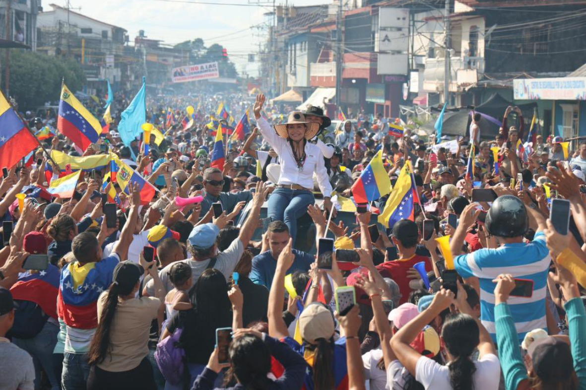 Caravana de María Corina Machado pasó justo debajo de un afiche del Psuv que contrariaba su visita (Video)