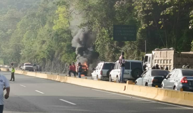 Un carro se incendió en la autopista Regional del Centro sentido Caracas este #13Jun (FOTOS)