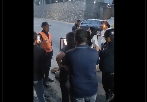 VIDEO: PNB retuvo autobús que trasladaba a ciudadanos al acto de Edmundo González en Baruta