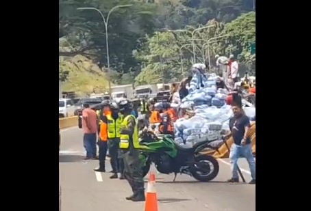 Gandola con carga se volcó en la Autopista Regional del Centro (VIDEO)
