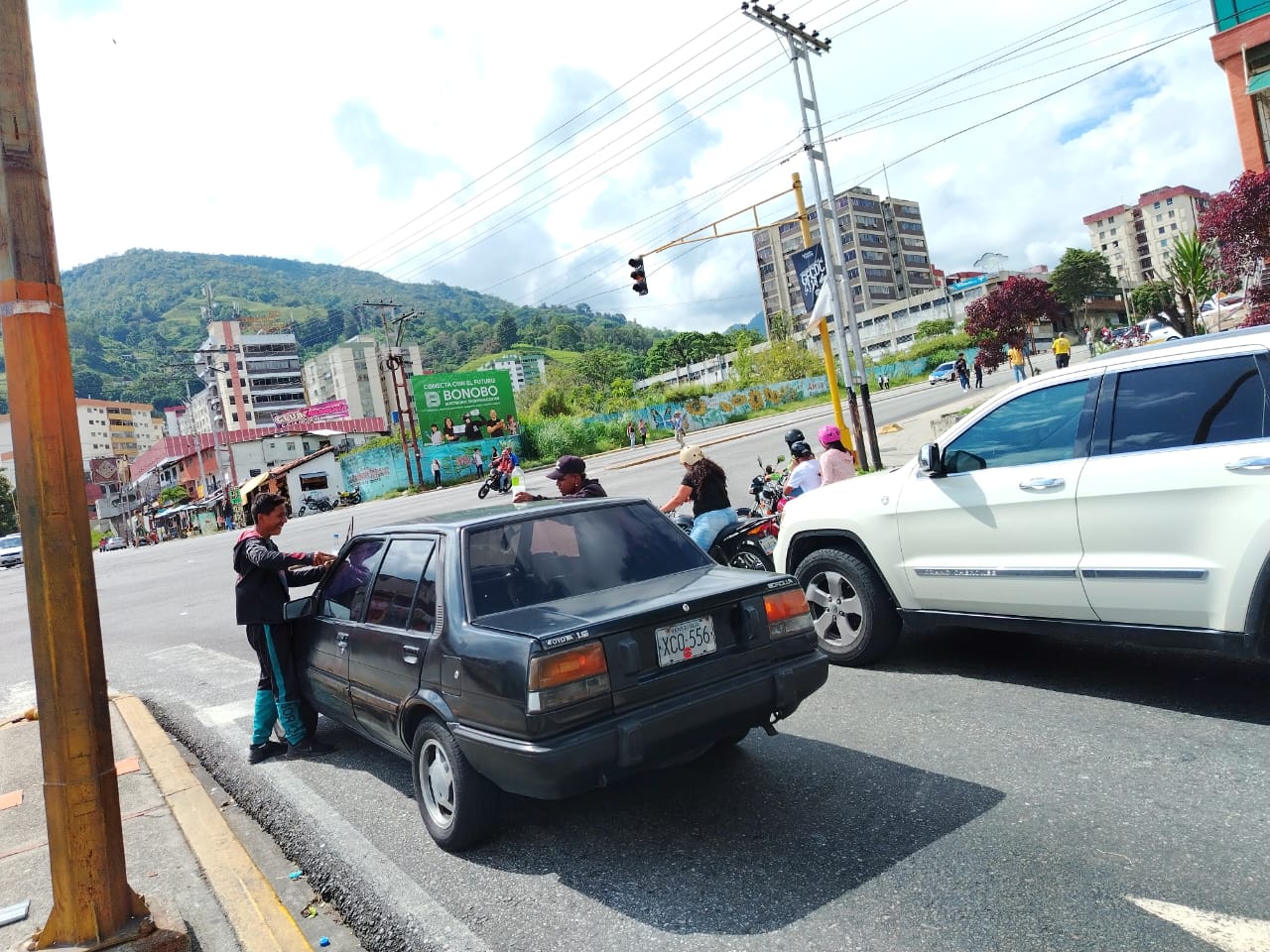 Cada día hay más niños limpiavidrios en las calles de Mérida