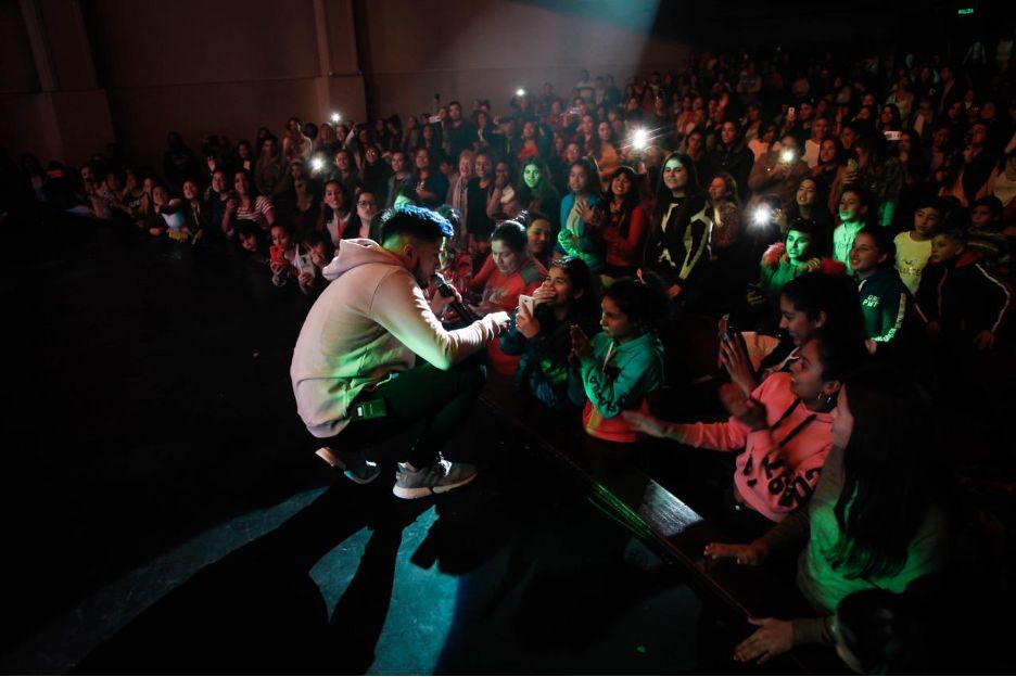 Luqiano lleva la música y la solidaridad al corazón de Argentina en el Histórico Teatro de Olavarría