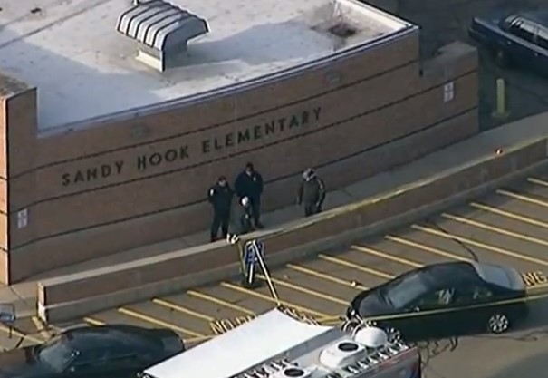 Supervivientes del tiroteo de Sandy Hook se gradúan con el recuerdo de alumnos asesinados