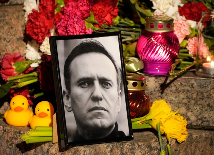 Rusos rinden homenaje al fallecido líder opositor Navalni en el día de su cumpleaños