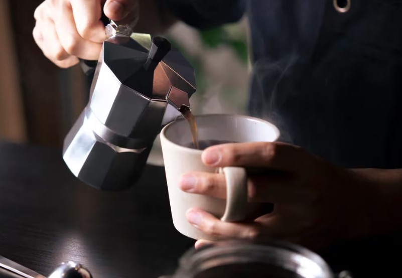 Así afecta al cuerpo tomar una taza de café cada mañana, según los expertos de Harvard