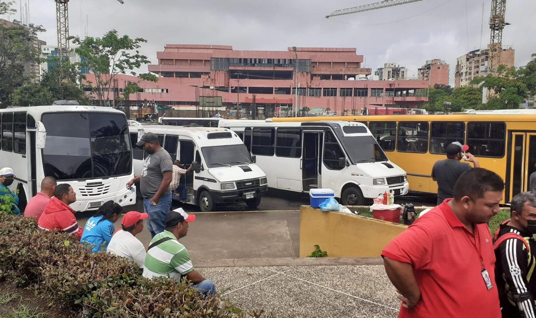 Chavismo advierte a transportistas de Bolívar: “No hay que hacerle ninguna movilización a María Corina Machado”