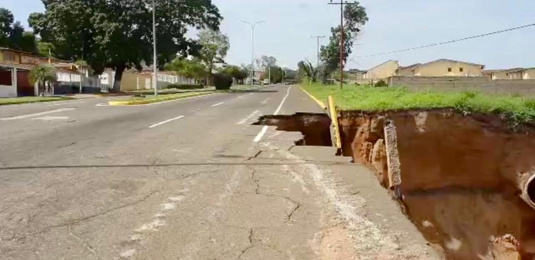 Cárcavas en Puerto Ordaz también devoran carreteras (VIDEOS)