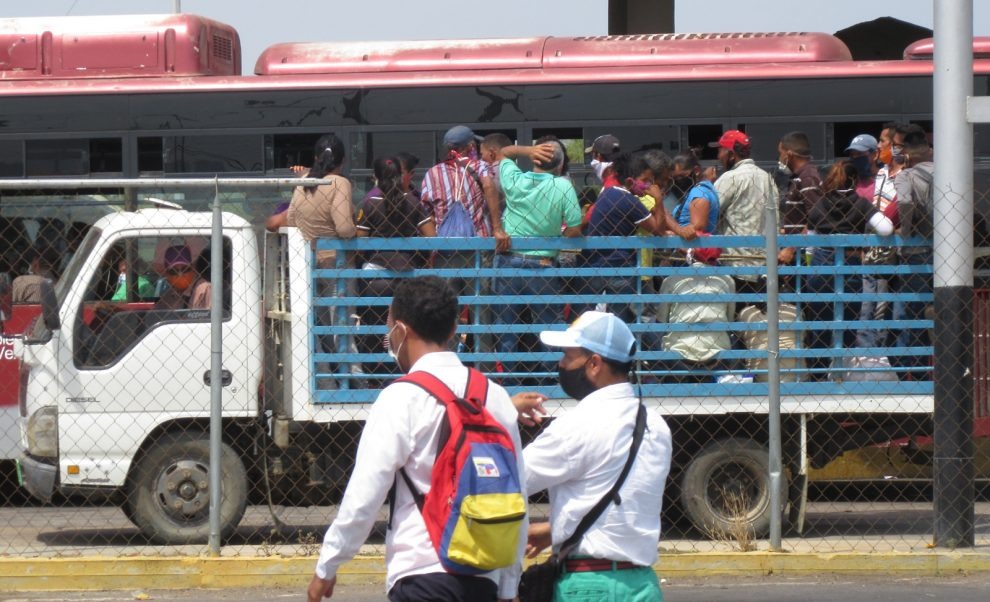 Mujer se dirigía a vender sus verduras en Santa Lucía, pero cayó fatalmente de un camión usado como transporte público