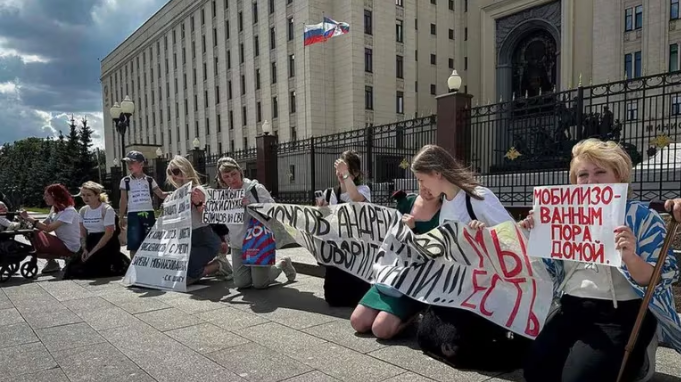 Esposas de soldados rusos exigen a Putin el retorno de sus maridos