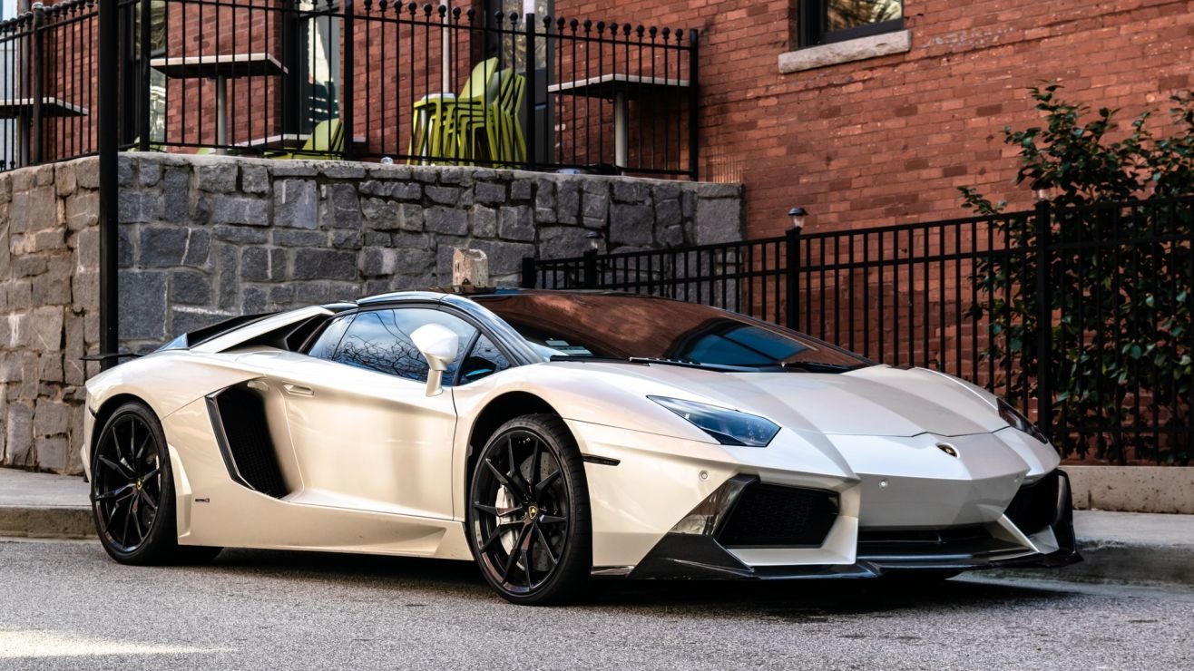 Conductor dejó abandonado su lujoso Lamborghini luego de chocar contra nueve vehículos (VIDEO)