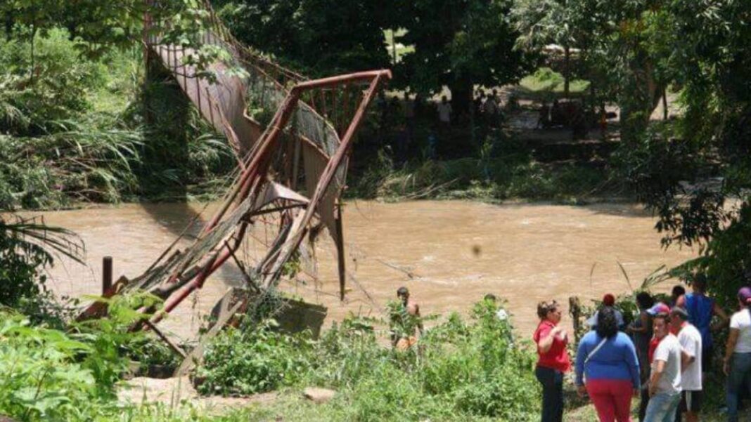 Chavismo asegura que atenderán el colapso de puente colgante en Cumanacoita de Sucre