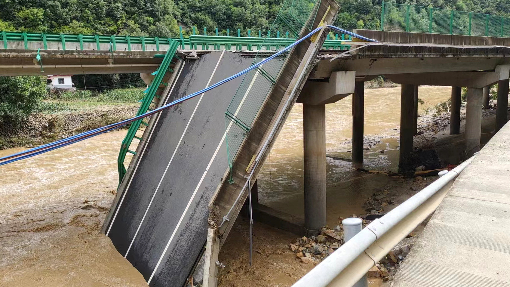 El hundimiento de un puente en China deja 12 muertos y más de 30 desaparecidos