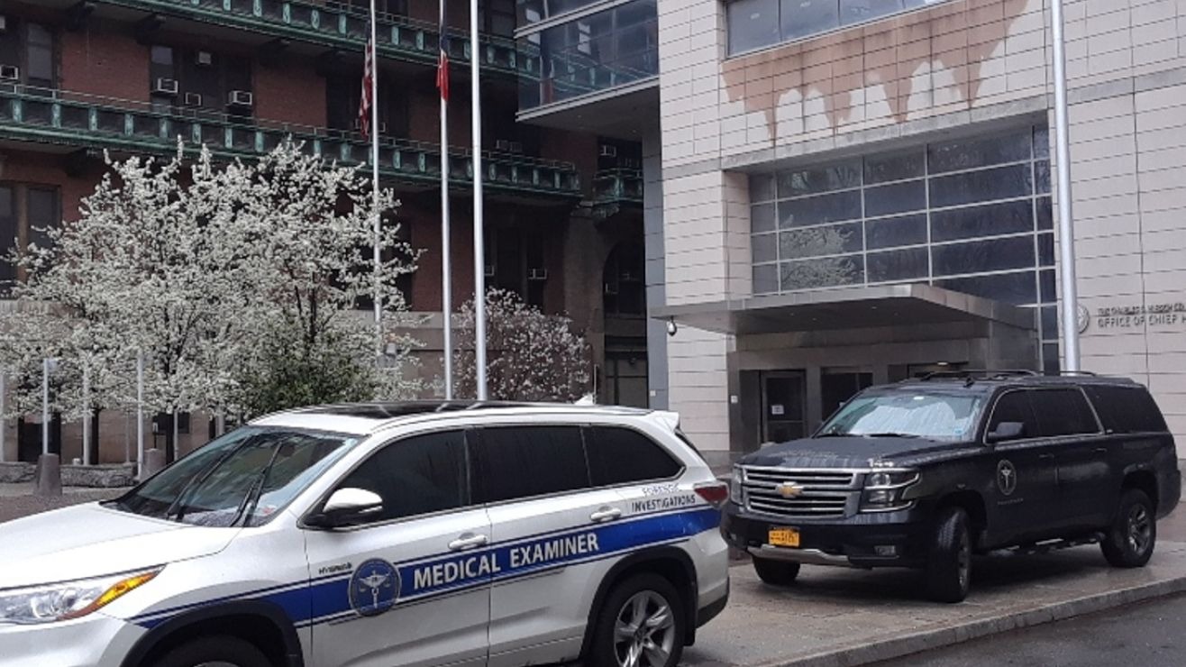 Encuentran cadáver dentro de un saco de dormir en plena calle en Manhattan