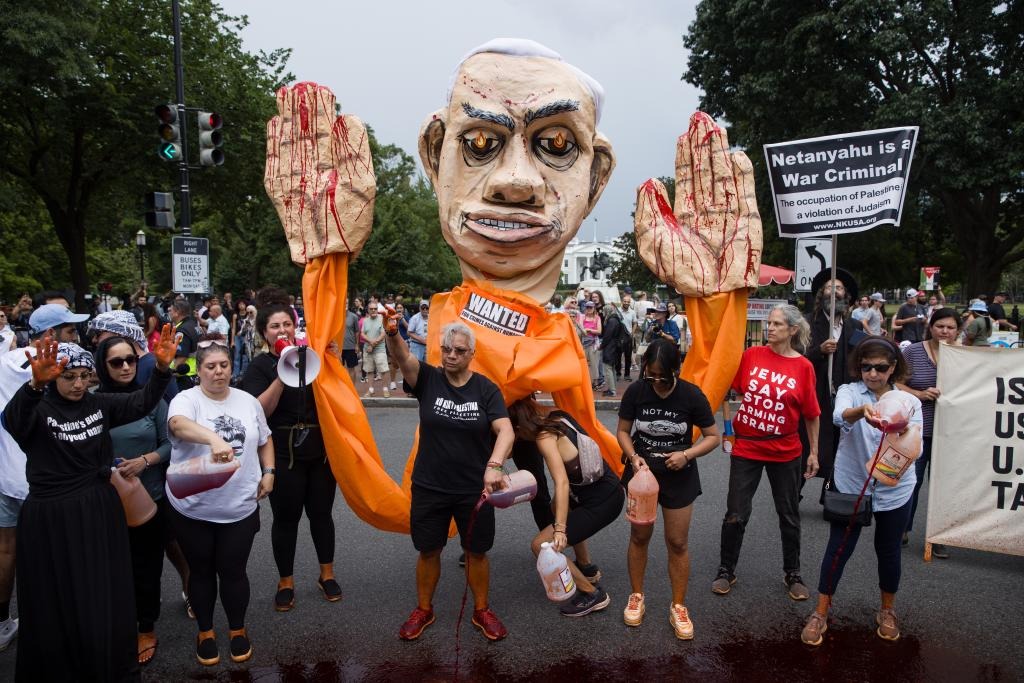 Propalestinos realizaron simulacros de muerte frente a la Casa Blanca y presionaron por el arresto de Netanyahu