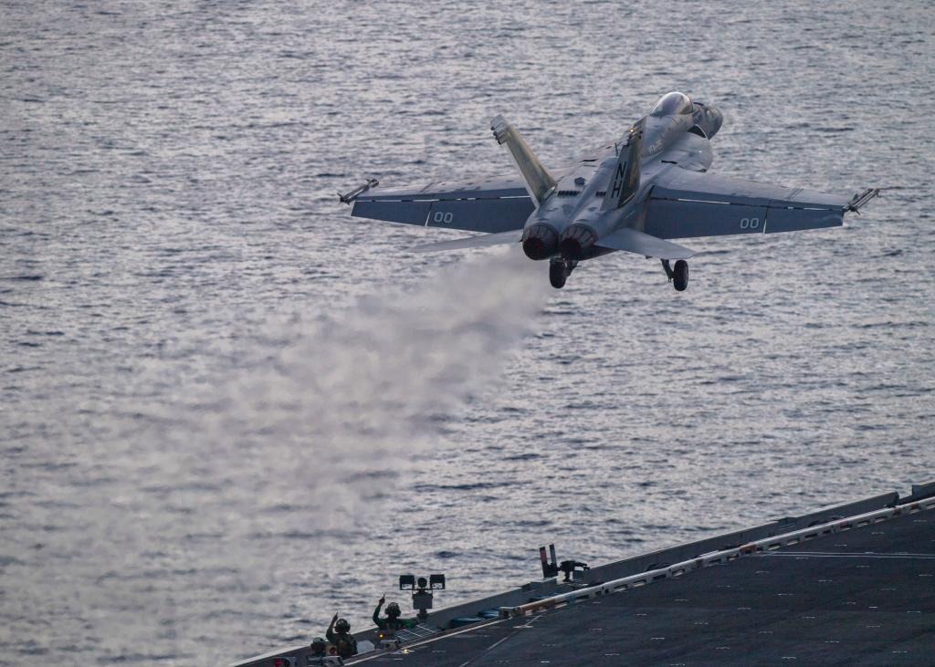La hazaña que logró una piloto de la Marina de EEUU tras derribar un dron hutí