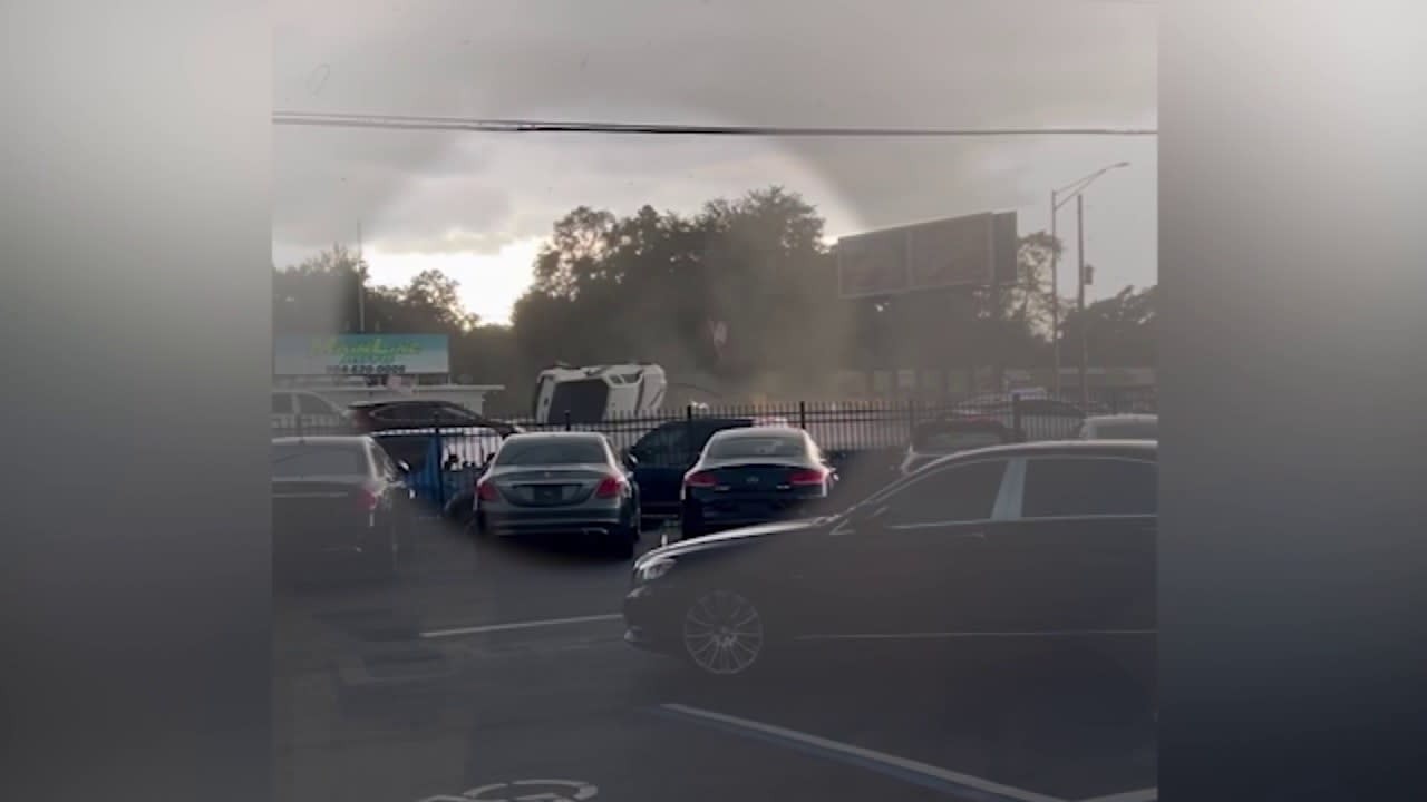 Captado en cámara: tornado hizo volcar un automóvil sobre seis carriles de tránsito en Florida (VIDEO)