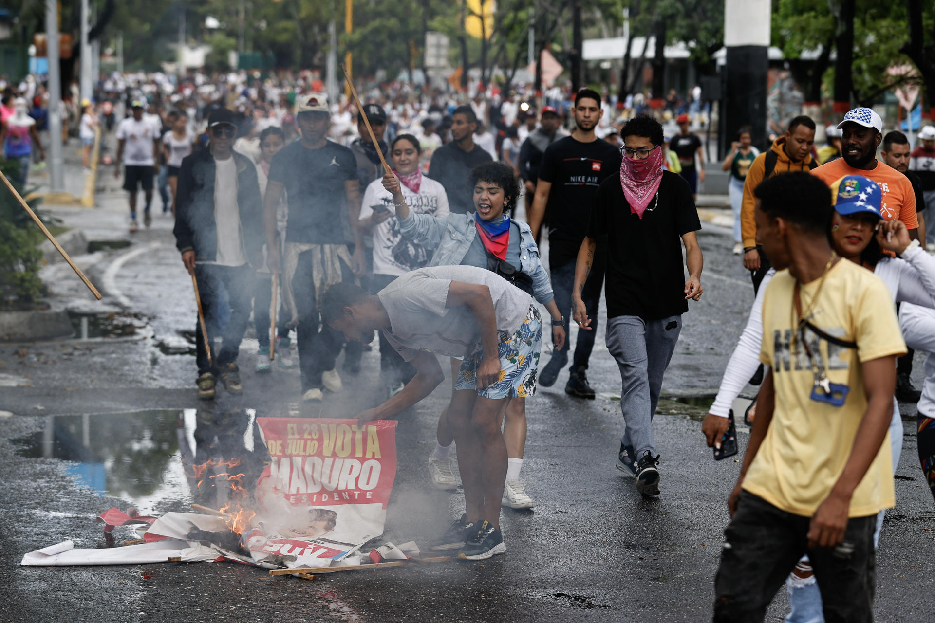 Militares lanzan lacrimógenas contra venezolanos que protestan en Caracas por los resultado del CNE (Fotos)