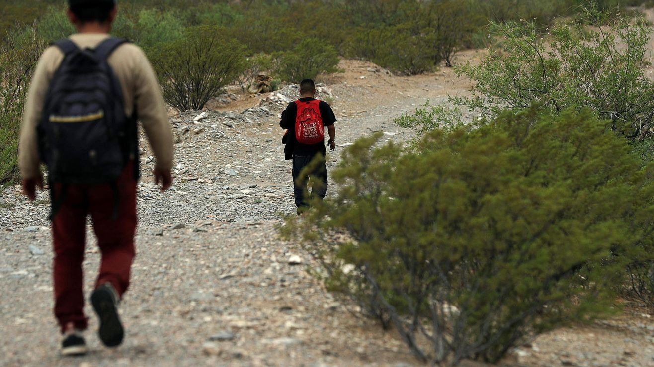 Migrantes cruzan por el desierto ante operativos en la frontera sur de EEUU