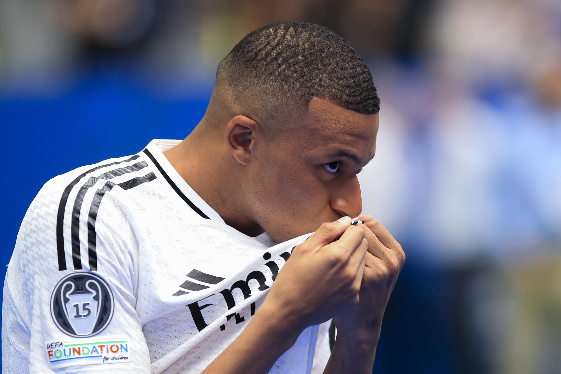 Kylian Mbappé desata la locura en su presentación: besos al escudo y un “¡Hala Madrid!” (Imágenes)