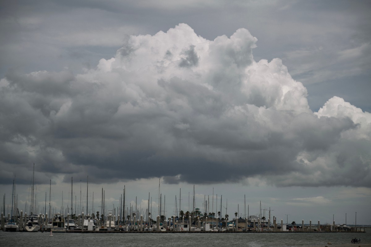 Huracán Beryl entra en Texas causando fuertes lluvias, marejadas y cortes de energía