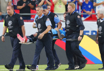 Maxi Araújo salió en camilla por traumatismo craneal durante el partido de Uruguay