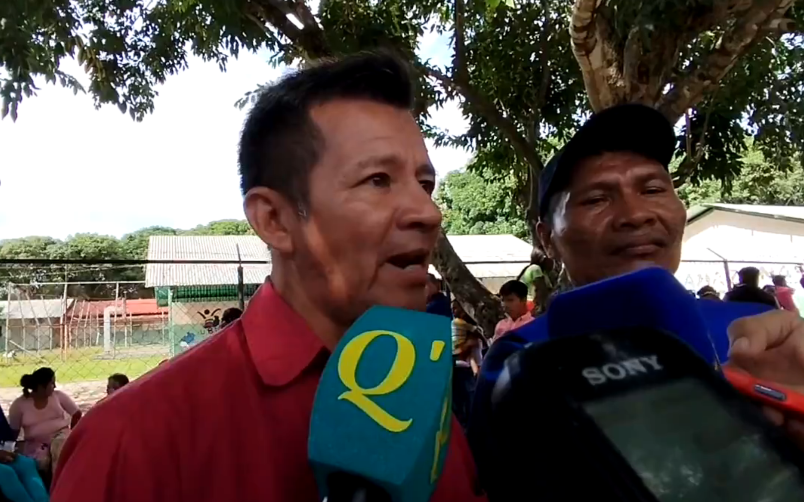 Comunidad indígena superó con paciencia retraso por falla de máquina en centro electoral de Amazonas