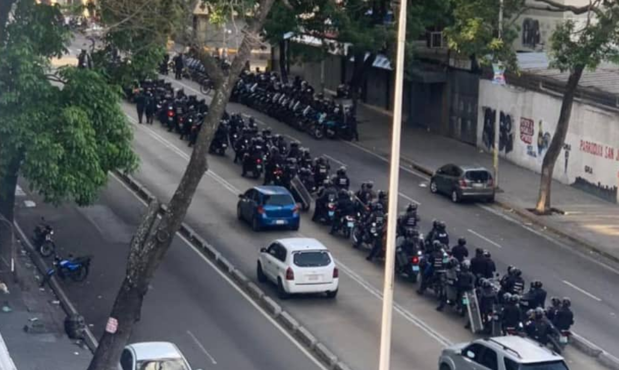 Uniformados antimotines se desplegaron en algunas calles de Caracas