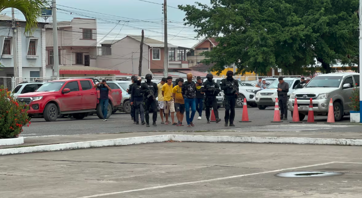 Policía libera a 49 secuestrados por un grupo delictivo en el sur de Ecuador