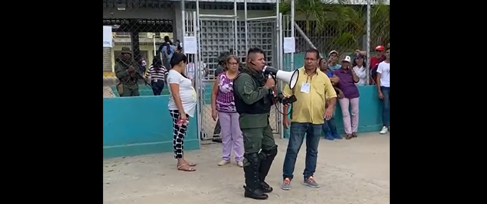 Más de cuatro horas sin funcionar tienen dos máquinas de votación en centro de votación en Cumaná