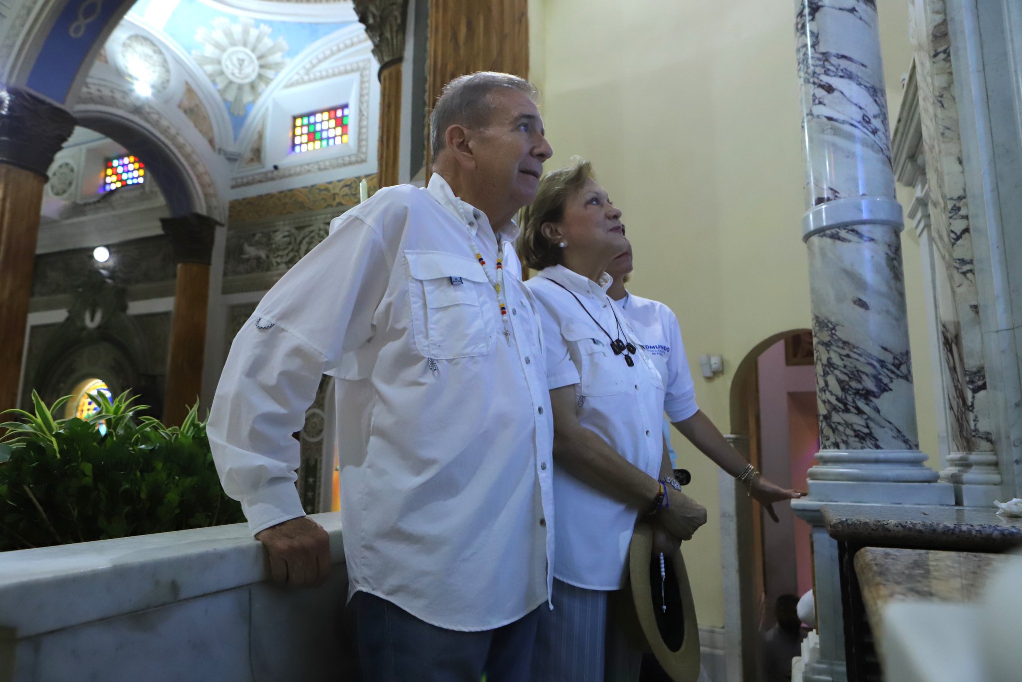 “Que nos proteja y guíe siempre”, expresó Edmundo González tras visitar la Basílica de Chiquinquirá (Fotos)