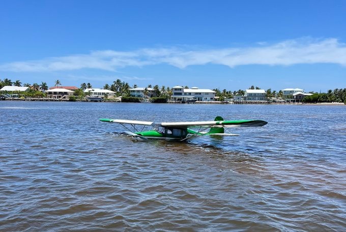 El impactante aterrizaje de un avión en el agua de los Cayos de Florida