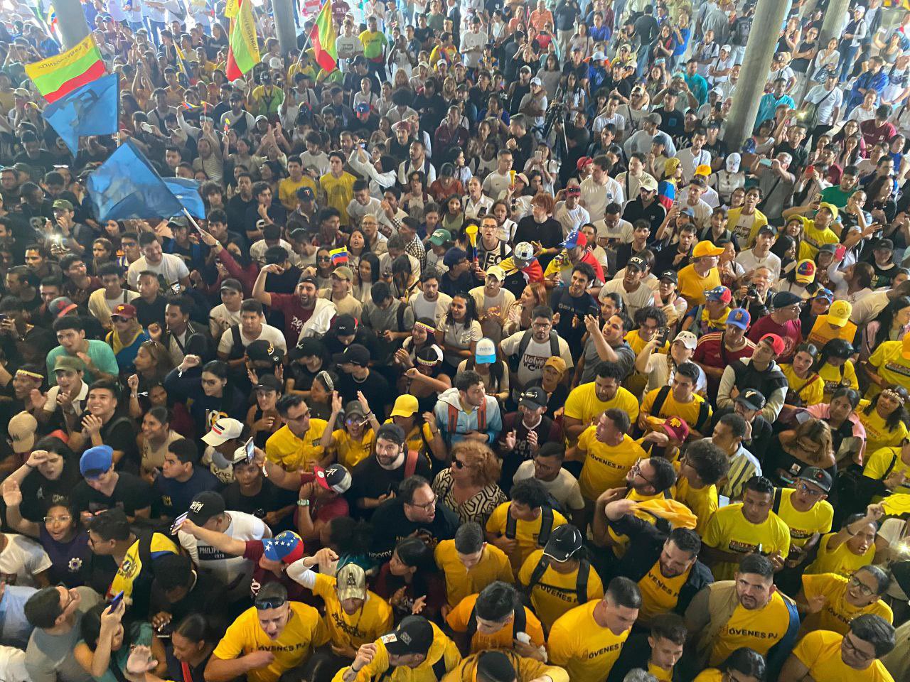 EN IMÁGENES: María Corina Machado y Edmundo González, recibidos por una multitud de jóvenes en la UCV este #14Jul