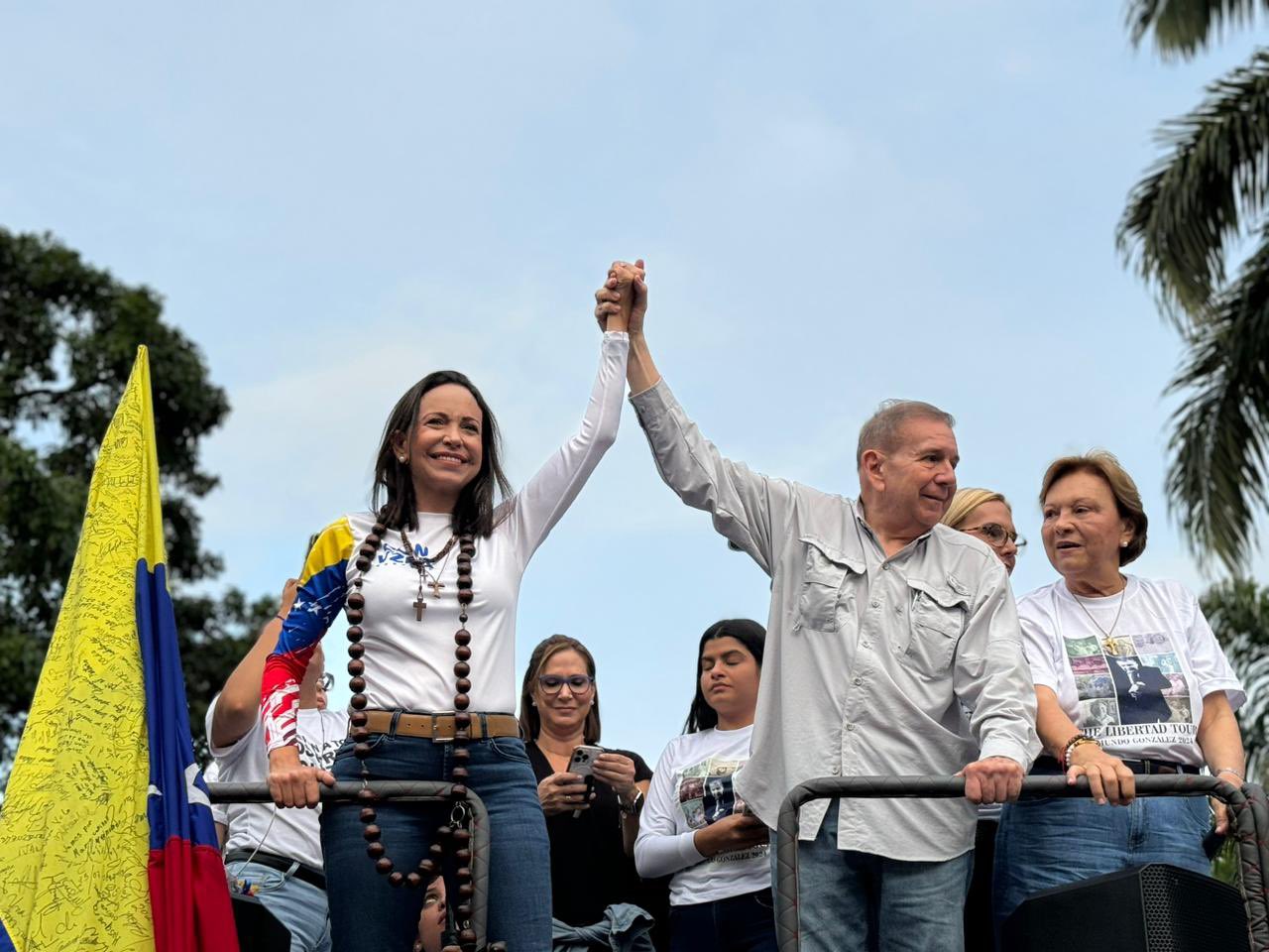 Edmundo González y María Corina Machado llegaron a Las Mercedes para liderar masivo cierre de campaña (VIDEOS)